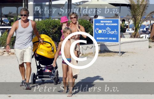 Ibiza 26 juli 2011
Wendy v Dijk met Erland Galjaard en Sem en Lizzy op het strand. Ook Martijn Amanda Bickel Jasmijn Achilles en Michelle Krabbe zijn aanwezig bij coco beach.
Peter Smulders bv