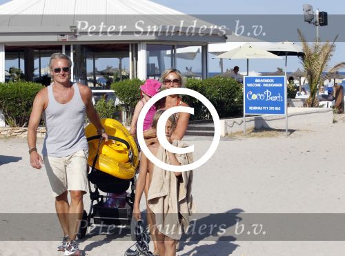 Ibiza 26 juli 2011
Wendy v Dijk met Erland Galjaard en Sem en Lizzy op het strand. Ook Martijn Amanda Bickel Jasmijn Achilles en Michelle Krabbe zijn aanwezig bij coco beach.
Peter Smulders bv