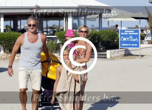 Ibiza 26 juli 2011
Wendy v Dijk met Erland Galjaard en Sem en Lizzy op het strand. Ook Martijn Amanda Bickel Jasmijn Achilles en Michelle Krabbe zijn aanwezig bij coco beach.
Peter Smulders bv