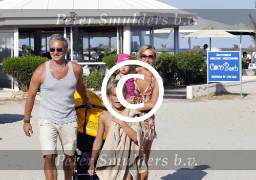 Ibiza 26 juli 2011
Wendy v Dijk met Erland Galjaard en Sem en Lizzy op het strand. Ook Martijn Amanda Bickel Jasmijn Achilles en Michelle Krabbe zijn aanwezig bij coco beach.
Peter Smulders bv