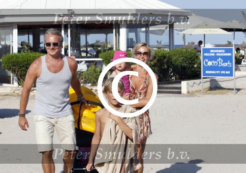 Ibiza 26 juli 2011
Wendy v Dijk met Erland Galjaard en Sem en Lizzy op het strand. Ook Martijn Amanda Bickel Jasmijn Achilles en Michelle Krabbe zijn aanwezig bij coco beach.
Peter Smulders bv
