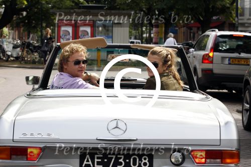 Amsterdam 20 augustus 2011
Wesly Bronkhorst met zijn vriendin Renee Gunning in Mercedes cabrio.
Peter Smulders bv