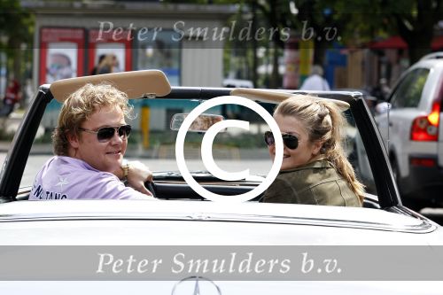 Amsterdam 20 augustus 2011
Wesly Bronkhorst met zijn vriendin Renee Gunning in Mercedes cabrio.
Peter Smulders bv