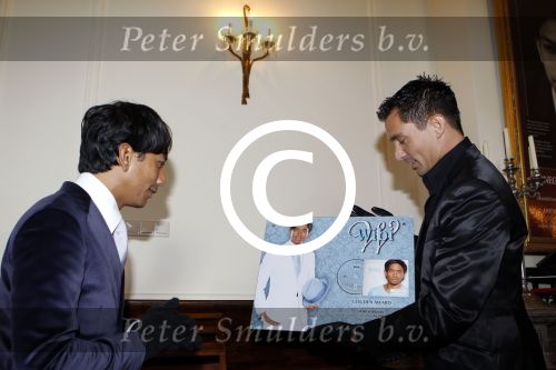 Zeist 19 oktober 2011
Presentatie cd van Wibi Soerjadi bij hem thuis. Guido Weijers reikt hem uit.
Peter Smulders bv