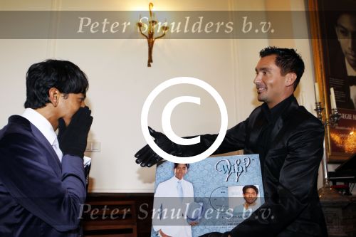 Zeist 19 oktober 2011
Presentatie cd van Wibi Soerjadi bij hem thuis. Guido Weijers reikt hem uit.
Peter Smulders bv