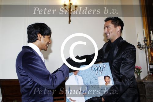 Zeist 19 oktober 2011
Presentatie cd van Wibi Soerjadi bij hem thuis. Guido Weijers reikt hem uit.
Peter Smulders bv