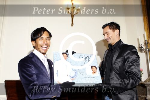 Zeist 19 oktober 2011
Presentatie cd van Wibi Soerjadi bij hem thuis. Guido Weijers reikt hem uit.
Peter Smulders bv