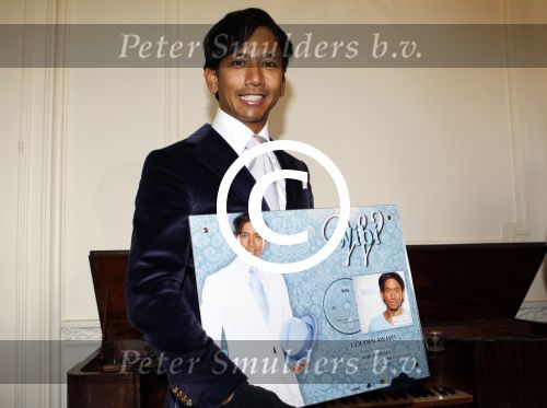 Zeist 19 oktober 2011
Presentatie cd van Wibi Soerjadi bij hem thuis. Guido Weijers reikt hem uit.
Peter Smulders bv