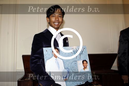 Zeist 19 oktober 2011
Presentatie cd van Wibi Soerjadi bij hem thuis. Guido Weijers reikt hem uit.
Peter Smulders bv