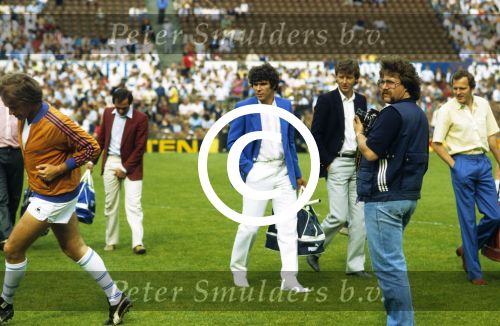 Rotterdam, 1984 Afscheidswedstrijd van Wim v Hanegem, verder op de foto Hugo Hovekamp, Rene v d Kerkhof, Pleunstrik die een beetje jeuk heeft en geheel links Ivo Niehe.
Foto Peter Smulders BV