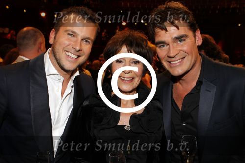 Amsterdam 21 oktober 2011
Uitreiking televizierring 2011 in carre. Winston Gerschtanowitz en Jeroen v d Boom met Mies Bouwman
Peter Smulders bv