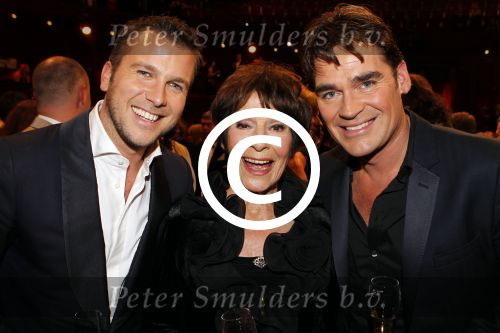 Amsterdam 21 oktober 2011
Uitreiking televizierring 2011 in carre. Winston Gerschtanowitz en Jeroen v d Boom met Mies Bouwman
Peter Smulders bv