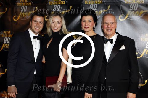 Amsterdam 28 oktober 2011
Tuschinski bestaat 90 jaar. Winston Gerschtanowitz met Renate Verbaan en Ronnie en Miriam Gerschtanowitz
Peter Smulders bv