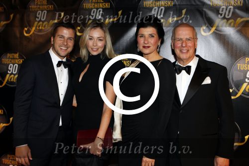 Amsterdam 28 oktober 2011
Tuschinski bestaat 90 jaar. Winston Gerschtanowitz met Renate Verbaan en Ronnie en Miriam Gerschtanowitz
Peter Smulders bv