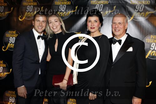 Amsterdam 28 oktober 2011
Tuschinski bestaat 90 jaar. Winston Gerschtanowitz met Renate Verbaan en Ronnie en Miriam Gerschtanowitz
Peter Smulders bv