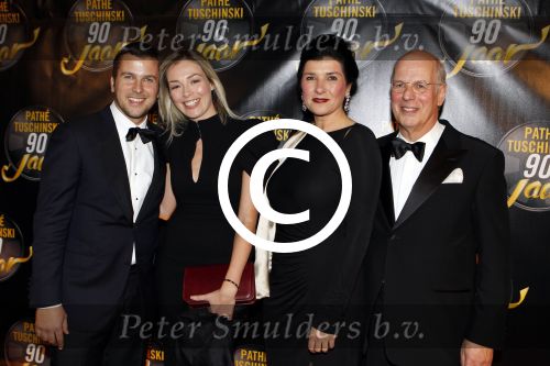 Amsterdam 28 oktober 2011
Tuschinski bestaat 90 jaar. Winston Gerschtanowitz met Renate Verbaan en Ronnie en Miriam Gerschtanowitz
Peter Smulders bv