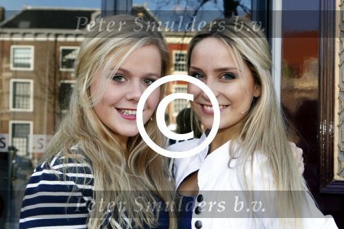 Leiden 24 oktober 2011
Presentatie cast musical zangeres zonder naam met oa Ellen Pieters Job Bovenlander Nikki v Ostaijen Ylva Wichers Schreur Stefan de Kogel Sabine Beens en Jasper Kerkhof in de schouwburg van Leiden.
Peter Smulders bv