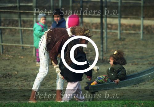 Milaan, 8 December 1989
Yvonne Gullit ( Yvonne de Vries ) met haar twee kinderen Felicity Gullit en Chamaine Gullit
Foto Peter Smulders BV