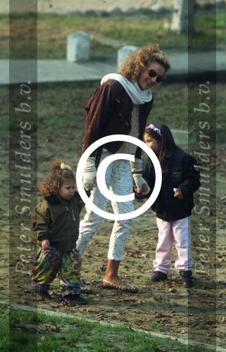 Milaan, 8 December 1989
Yvonne Gullit ( Yvonne de Vries ) met haar twee kinderen Felicity Gullit en Chamaine Gullit
Foto Peter Smulders BV