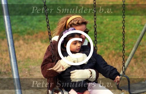 Milaan, 8 December 1989
Yvonne Gullit ( Yvonne de Vries ) met haar twee kinderen Felicity Gullit en Chamaine Gullit
Foto Peter Smulders BV