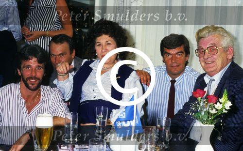1988 ZZN (Zangeres zonder Naam, May Servaes)
hier op de foto met haar man Sjo Servaes, Eric Gerets en PSV Manager Kees Ploegsma