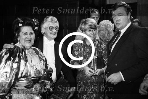 1984
ZZN (Mary Servaes Zangeres zonder Naam), wordt 65 jaar.
Hier met haar man en Anneke Gronloh