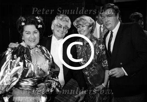 1984
ZZN (Mary Servaes Zangeres zonder Naam), wordt 65 jaar.
Hier met haar man en Anneke Gronloh