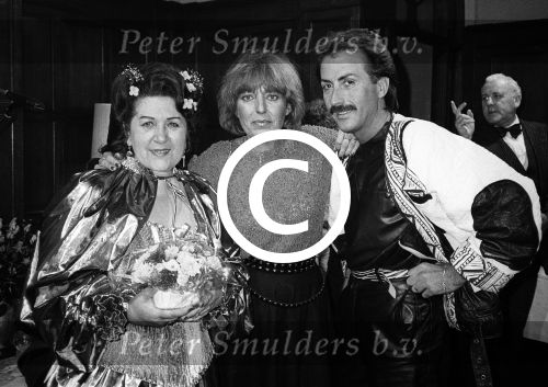 1984
ZZN (Mary Servaes Zangeres zonder Naam), wordt 65 jaar.
Hier op de foto met Trea Dobss en een vriend
Foto Peter Smulders Bv
