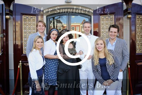 Leiden 24 oktober 2011
Presentatie cast musical zangeres zonder naam met oa Ellen Pieters Job Bovenlander Nikki v Ostaijen Ylva Wichers Schreur Stefan de Kogel Sabine Beens en Jasper Kerkhof in de schouwburg van Leiden.
Peter Smulders bv