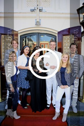 Leiden 24 oktober 2011
Presentatie cast musical zangeres zonder naam met oa Ellen Pieters Job Bovenlander Nikki v Ostaijen Ylva Wichers Schreur Stefan de Kogel Sabine Beens en Jasper Kerkhof in de schouwburg van Leiden.
Peter Smulders bv