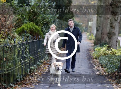 Blaricum 18 november 2012
Anita Meyer met haar vriend aan het wandelen met de hond.
Peter Smulders bv