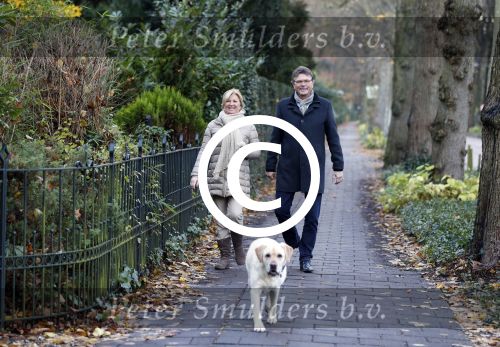 Blaricum 18 november 2012
Anita Meyer met haar vriend aan het wandelen met de hond.
Peter Smulders bv