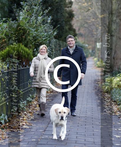 Blaricum 18 november 2012
Anita Meyer met haar vriend aan het wandelen met de hond.
Peter Smulders bv