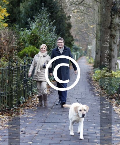 Blaricum 18 november 2012
Anita Meyer met haar vriend aan het wandelen met de hond.
Peter Smulders bv