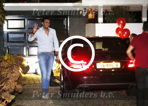 Zoetermeer Amsterdam 9 november 2012
Estelle Cruijff haalt haar vriend Badr Hari op bij de gevangenis in Zoetermeer en rijdt daarna naar haar huis toe in Amsterdam.
Peter Smulders bv
