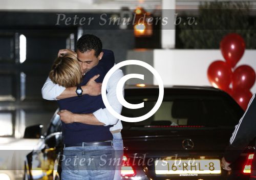 Zoetermeer Amsterdam 9 november 2012
Estelle Cruijff haalt haar vriend Badr Hari op bij de gevangenis in Zoetermeer en rijdt daarna naar haar huis toe in Amsterdam.
Peter Smulders bv