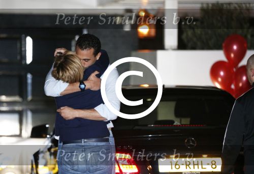 Zoetermeer Amsterdam 9 november 2012
Estelle Cruijff haalt haar vriend Badr Hari op bij de gevangenis in Zoetermeer en rijdt daarna naar haar huis toe in Amsterdam.
Peter Smulders bv