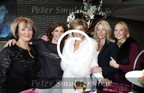 Ridderkerk 20 november 2012
Presentatie blad helden met Ronald en Bartina Koeman op de cover. Bartina met Debbie en vriendinnen
Peter Smulders bv