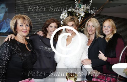 Ridderkerk 20 november 2012
Presentatie blad helden met Ronald en Bartina Koeman op de cover. Bartina met Debbie en vriendinnen
Peter Smulders bv