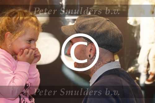 Amsterdam 8 november 2012
Presentatie Rehab Ben Saunders schoenen. Ook zijn dochter Stacey en ouders zijn aanwezig.
Peter Smulders bv