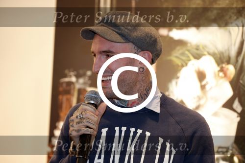Amsterdam 8 november 2012
Presentatie Rehab Ben Saunders schoenen. Ook zijn dochter Stacey en ouders zijn aanwezig.
Peter Smulders bv