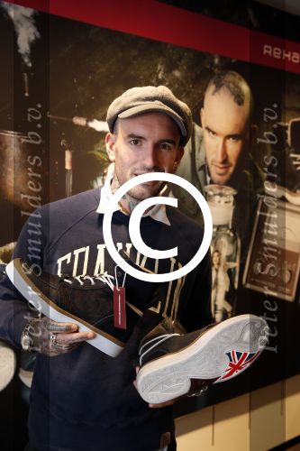 Amsterdam 8 november 2012
Presentatie Rehab Ben Saunders schoenen. Ook zijn dochter Stacey en ouders zijn aanwezig.
Peter Smulders bv