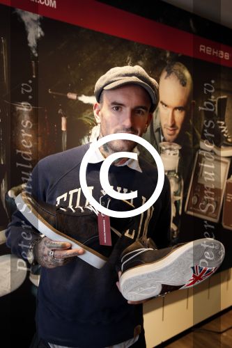 Amsterdam 8 november 2012
Presentatie Rehab Ben Saunders schoenen. Ook zijn dochter Stacey en ouders zijn aanwezig.
Peter Smulders bv