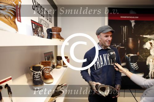 Amsterdam 8 november 2012
Presentatie Rehab Ben Saunders schoenen. Ook zijn dochter Stacey en ouders zijn aanwezig.
Peter Smulders bv