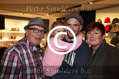 Amsterdam 8 november 2012
Presentatie Rehab Ben Saunders schoenen. Ook zijn dochter Stacey en ouders zijn aanwezig.
Peter Smulders bv