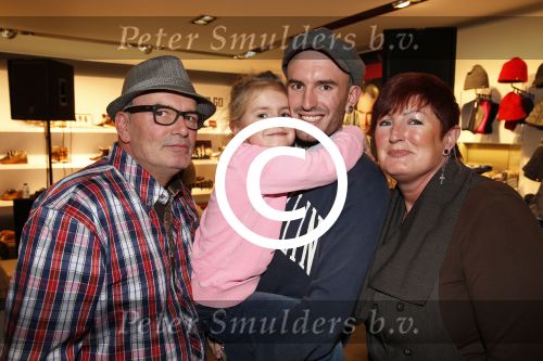 Amsterdam 8 november 2012
Presentatie Rehab Ben Saunders schoenen. Ook zijn dochter Stacey en ouders zijn aanwezig.
Peter Smulders bv