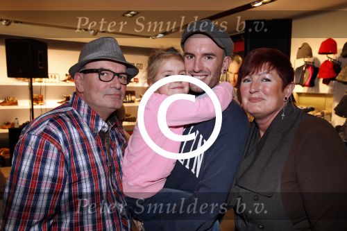 Amsterdam 8 november 2012
Presentatie Rehab Ben Saunders schoenen. Ook zijn dochter Stacey en ouders zijn aanwezig.
Peter Smulders bv