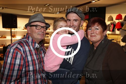 Amsterdam 8 november 2012
Presentatie Rehab Ben Saunders schoenen. Ook zijn dochter Stacey en ouders zijn aanwezig.
Peter Smulders bv