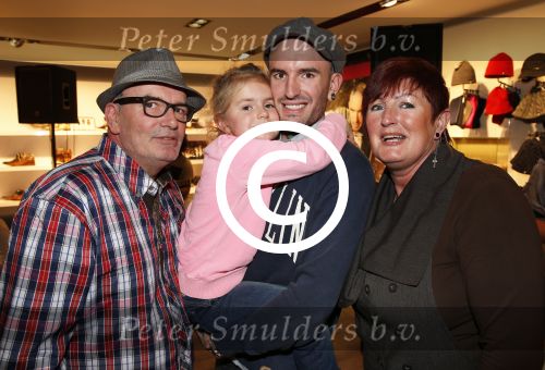 Amsterdam 8 november 2012
Presentatie Rehab Ben Saunders schoenen. Ook zijn dochter Stacey en ouders zijn aanwezig.
Peter Smulders bv