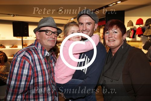 Amsterdam 8 november 2012
Presentatie Rehab Ben Saunders schoenen. Ook zijn dochter Stacey en ouders zijn aanwezig.
Peter Smulders bv
